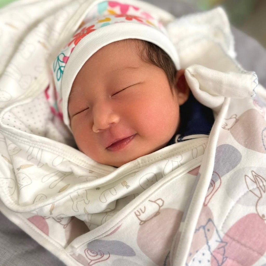 容天佑的囡囡十分可愛。 容天佑的囡囡十分可愛。