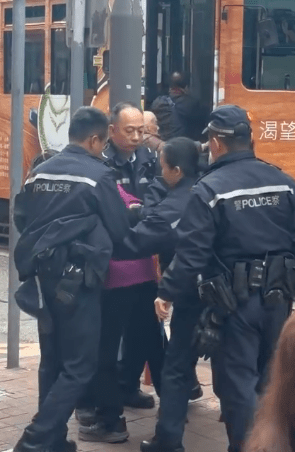 5名警員將老婦包圍。jsssii0_0@Threads片段