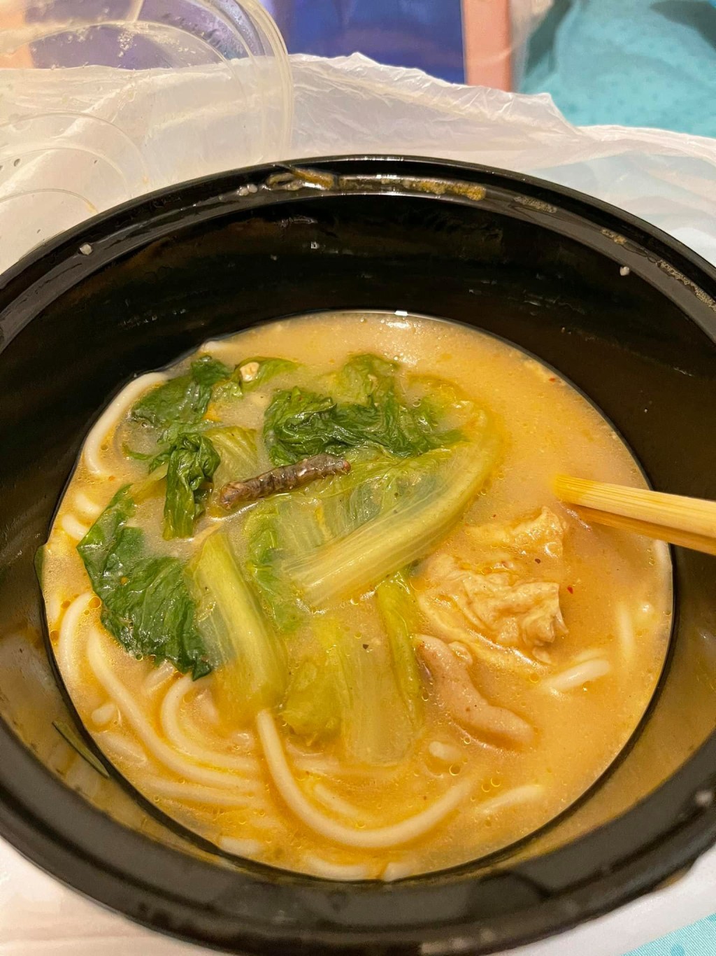 該網民崩潰表示,「食晒先浮條肥蟲上面」。香港米線關注組 FB圖片