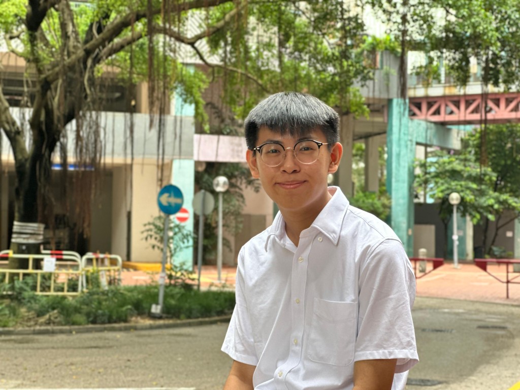 他表示，当妈妈得知他获大学录取，虽然她不太了解文凭试，但她「知道（我）能上大学就很开心」。