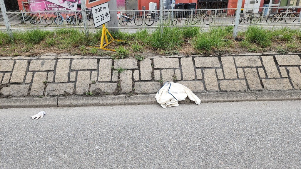 車禍後馬路散佈雜物;黎志偉攝 車禍後馬路散佈雜物;黎志偉攝