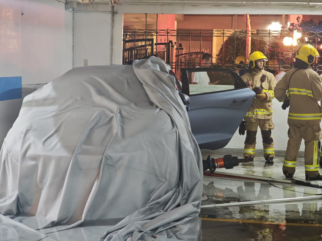 晚上約10時半,麗港城第四期停車場內一輛電動車車頭突然冒出大量濃煙,保安人員發現後即時報警求助。黎志偉攝 晚上約10時半,麗港城第四期停車場內一輛電動車車頭突然冒出大量濃煙,保安人員發現後即時報警求助。黎志偉攝