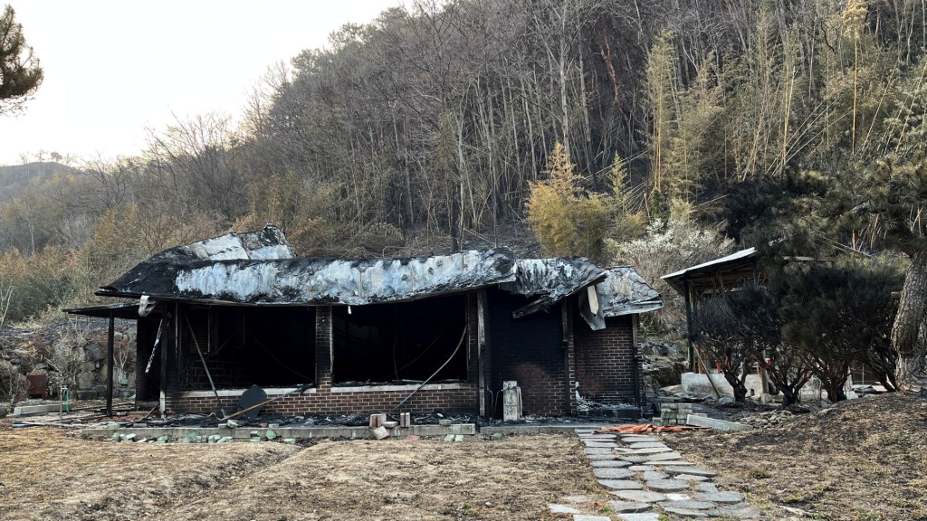 山清郡房屋被山火燒毀。 路透社 山清郡房屋被山火燒毀。 路透社