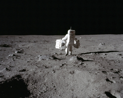1969年杭思朗(Neil Armstrong)為首的3名太空人在月球表面停留。AP資料圖片