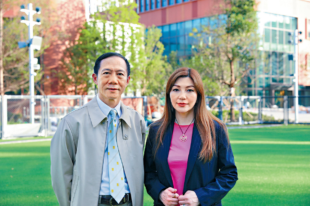 ■香港大學電子及電機工程系名譽副教授彭國雄（左）、安基司教育集團執行校董蔡加敏（右）討論人工智能的發展。