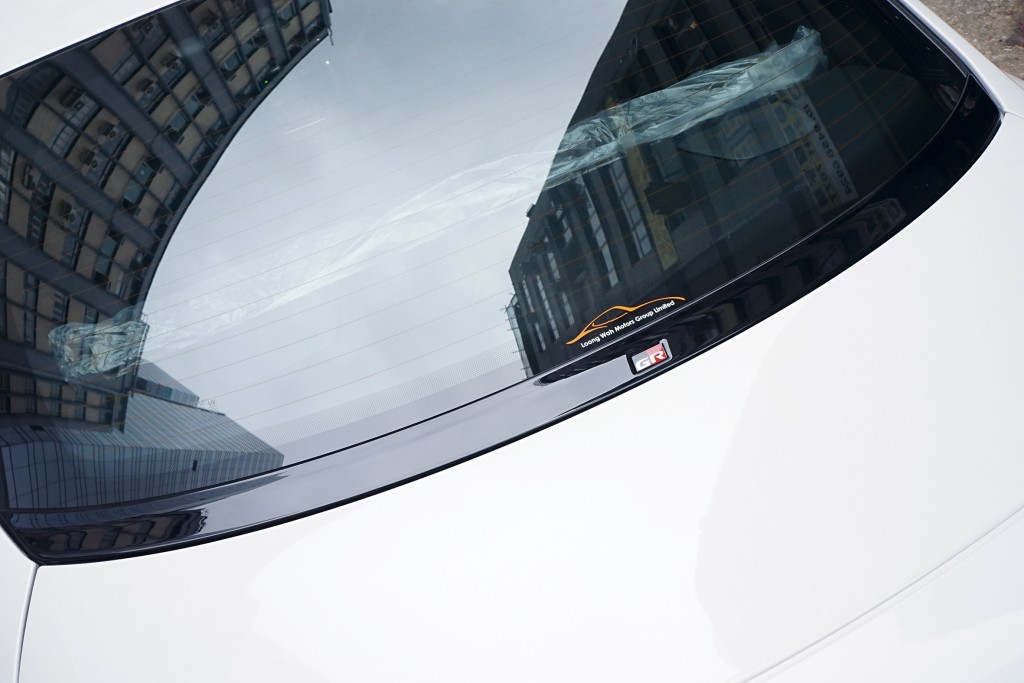 原本尾玻璃底部連接尾冚的位置會出現凹位，原廠亦有提供擾流翼令此位置變得更平滑流線，並設有GR徽章。