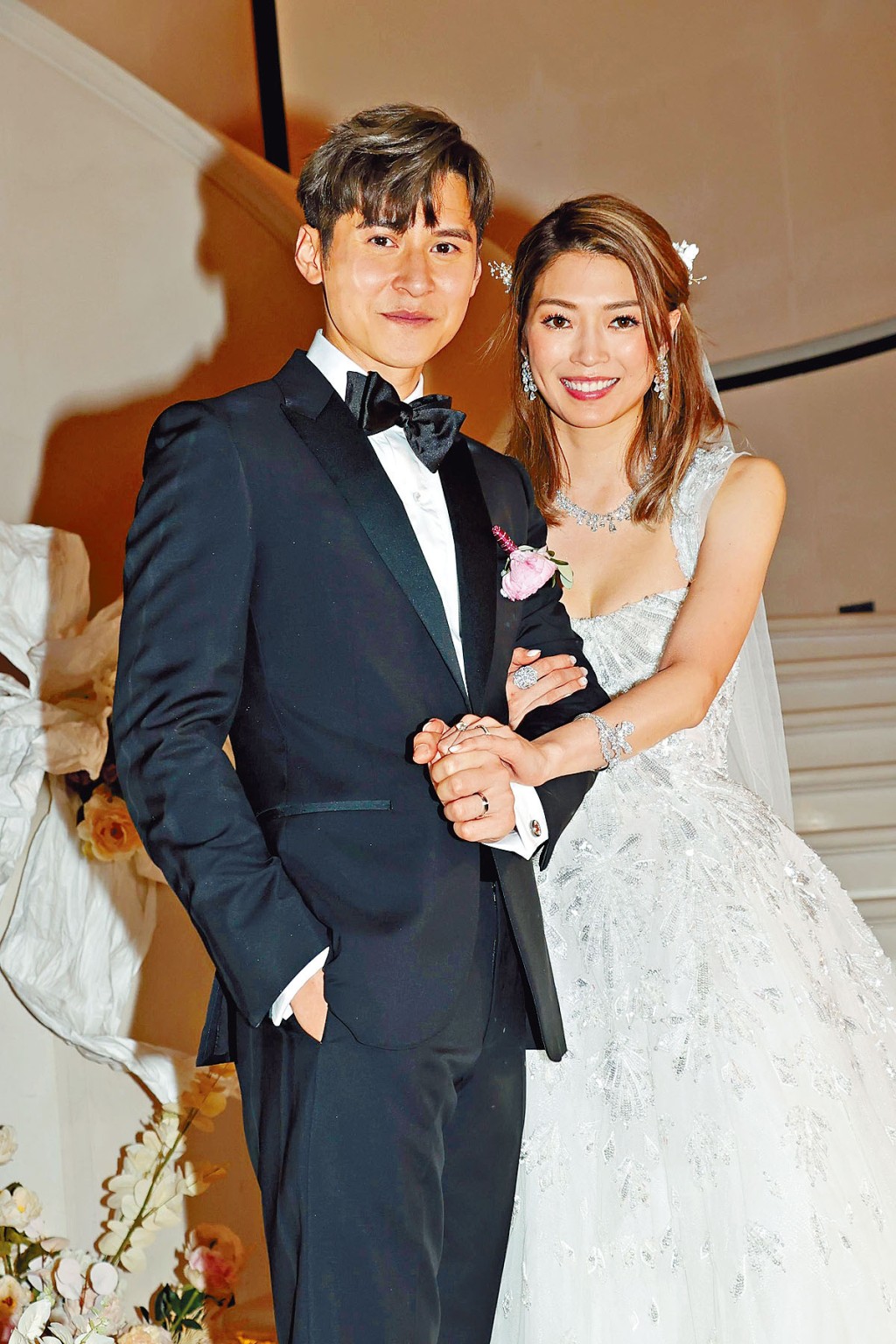 一对新人接受访问时，连诗雅的求婚钻戒成为焦点。