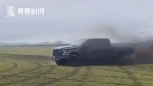 越野車在大草原上穿行留下數圈車痕。網圖
