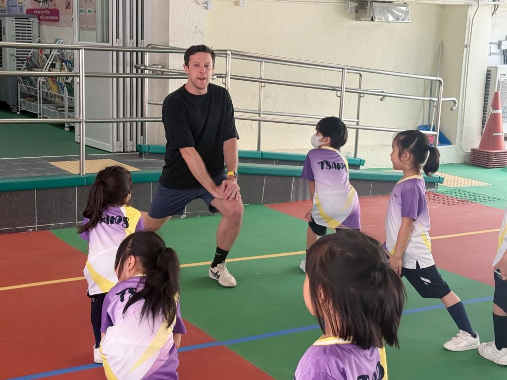 學生早已習慣跟外籍老師講英文。(圖片來源:受訪學校提供) 學生早已習慣跟外籍老師講英文。(圖片來源:受訪學校提供)