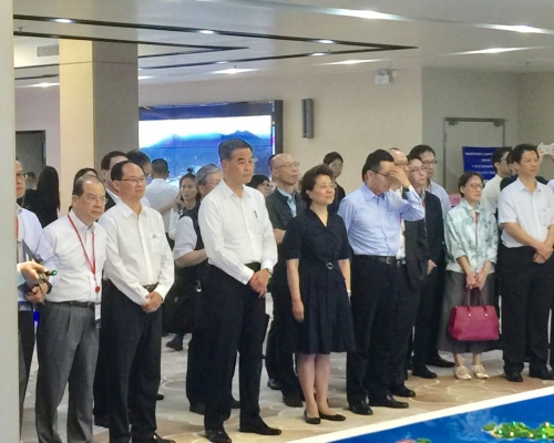 梁振英在江门市委书记林应武陪同下来到江门市大广海湾经济区规划馆。