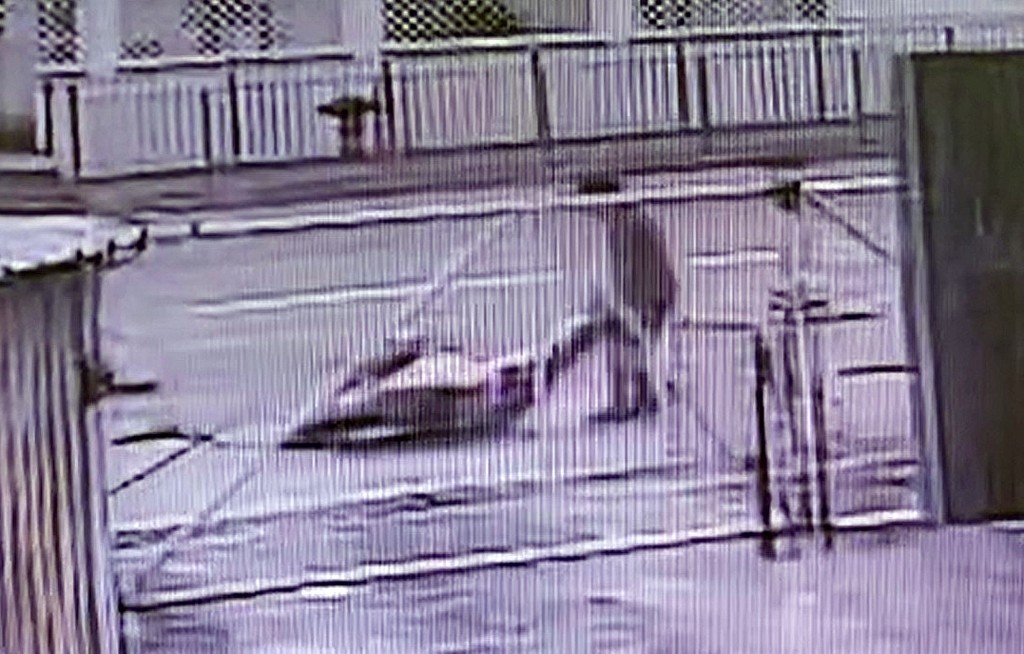 被告吳家聲當日運屍過程遭附近村屋閉路電視拍下。 被告吳家聲當日運屍過程遭附近村屋閉路電視拍下。