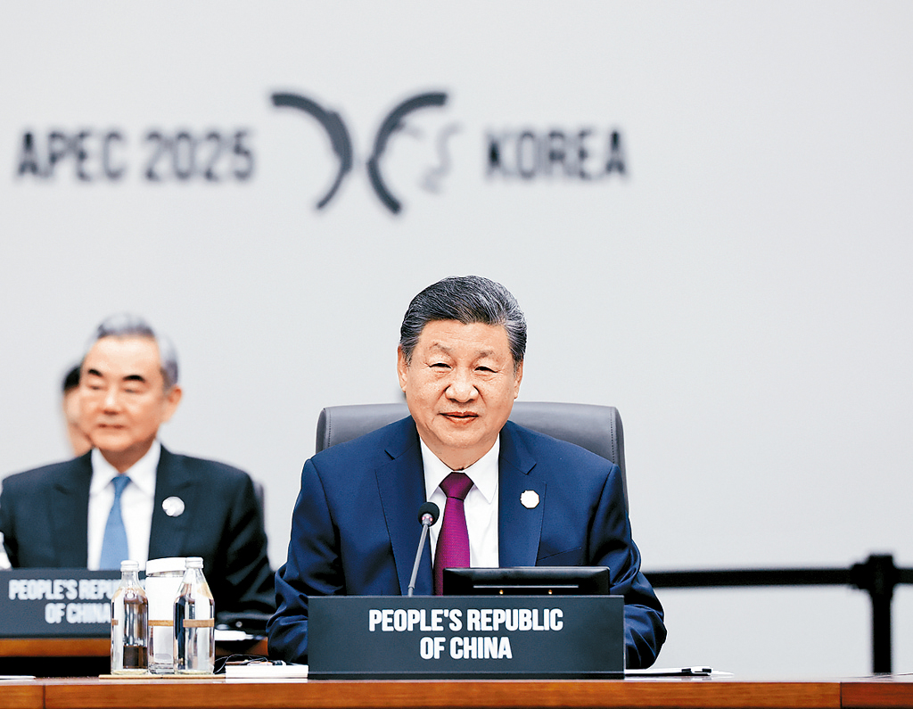 国家主席习近平出席亚太经合组织峰会，并发表演讲。