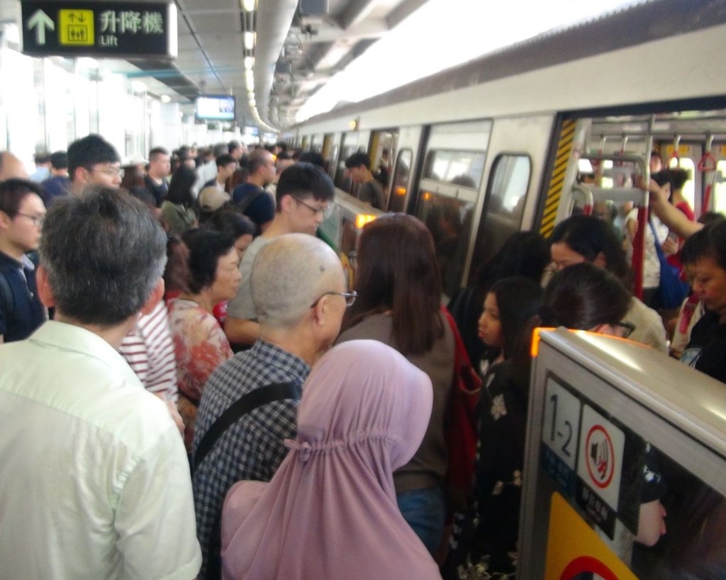 观塘站成重灾区，大批市民等候车站指示。林思明摄

