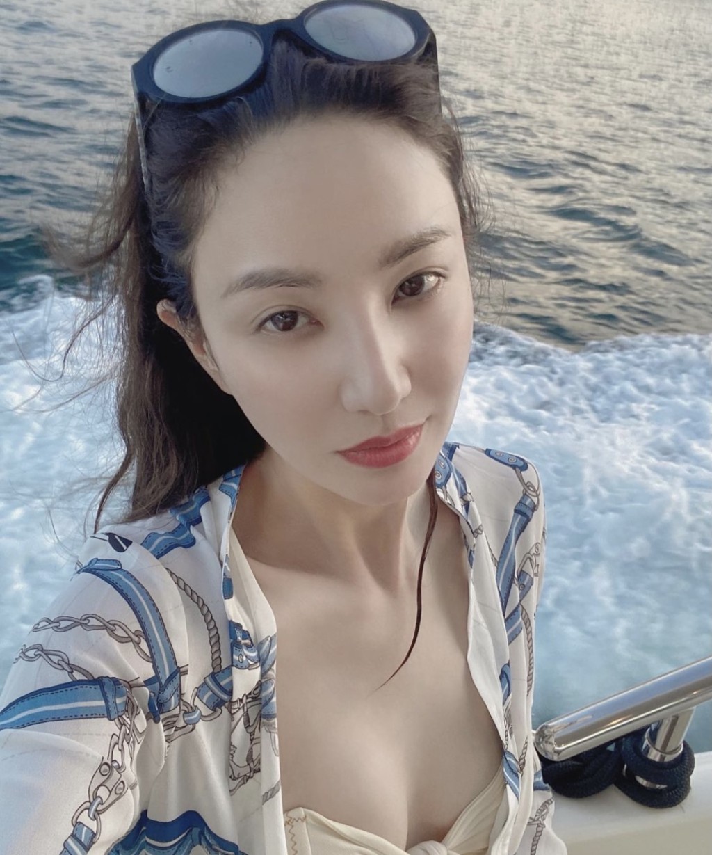 Yumiko 穿上比堅尼，成功谷出「小山丘」。
