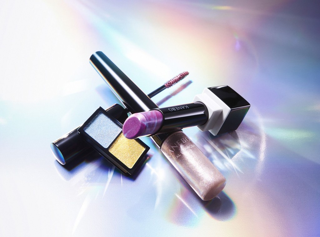 Kanebo Point Make彩妝系列加入數碼世界般的鮮明偏光色澤，包括雙色眼影/$180、魅彩閃爍眼綫液/$220及大理石潤色唇膏/$280，是甜美蜜桃妝以外的另一選擇。