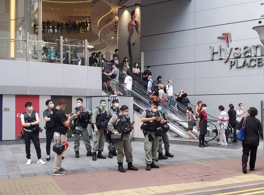 防暴警察截查多人。