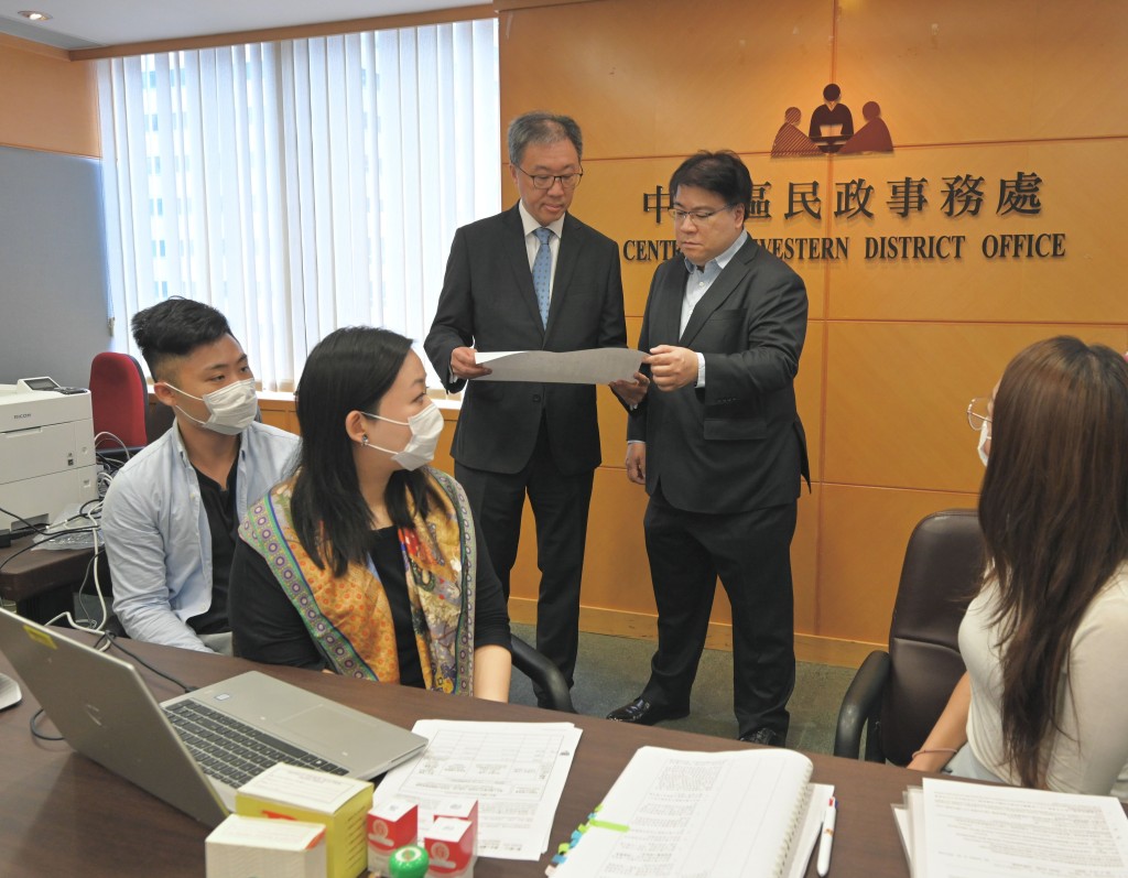选举管理委员会主席陆启康（站立，左）。政府新闻处