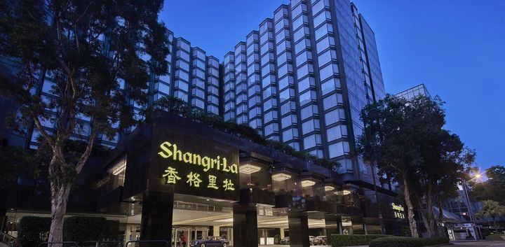 九龍香格里拉大酒店，住宿連早餐及1,000港元餐飲消費額，每晚特價2,310港元起。