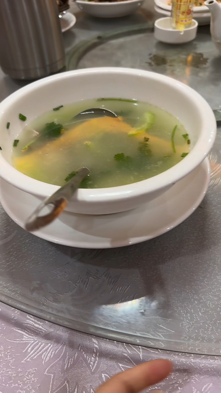 有网民看到这碗汤，都质疑何太煲汤次数大减，令何伯要外出饮汤。