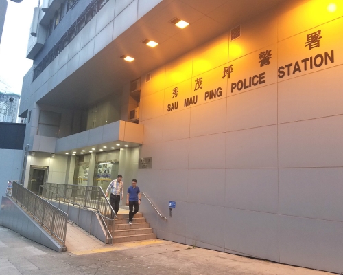 一名男子涉嫌以手提電話偷拍人。資料圖片