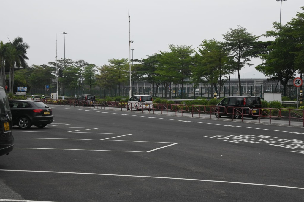 載有首名人蛇的七人車早上10時左右駛往天水圍警署。