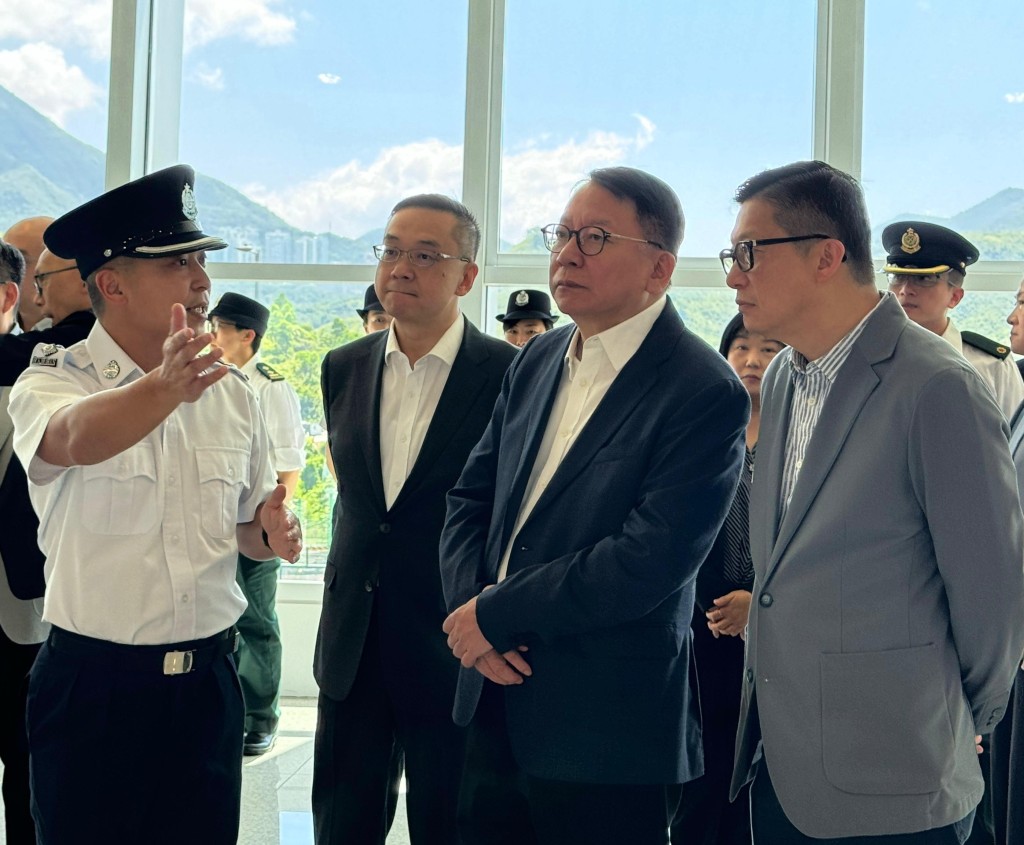 （左二）入境處處長郭俊峯亦陪同到訪香園圍管制站。