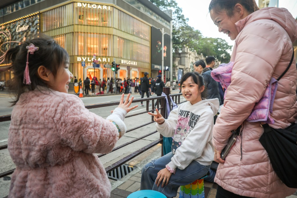 不少市民和遊客帶備摺凳、食物及禦寒衣物。