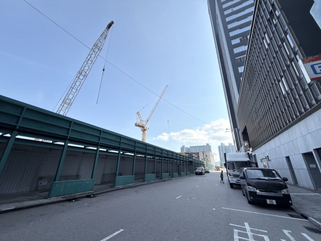 由九龙仓及会得丰发展的九龙湾前九龙货仓重建项目入纸申请其第C及D期，涉898伙。