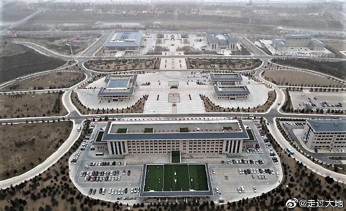 从空中看彭阳县政府大楼建筑群。
