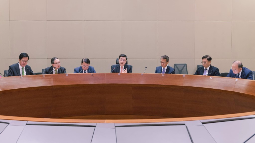 四中全會︱李家超與團隊開會學習全會精神 指「十五五」將是香港加快實現由治及興重要時期