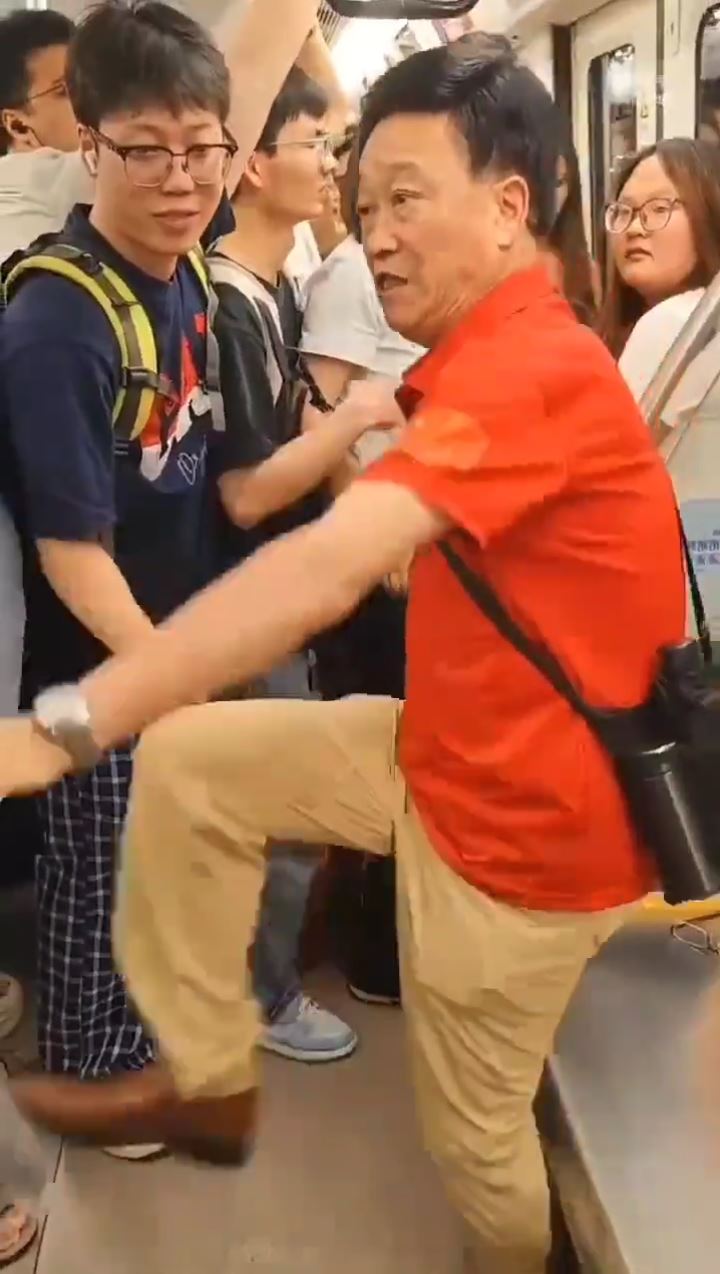 成都地铁阿伯野蛮抢座位，少女母亲奋力反抗。抖音