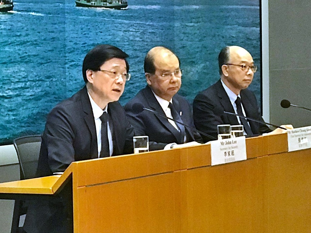 李家超(左)呼籲傷者報案,以調查其受傷源頭及位置。