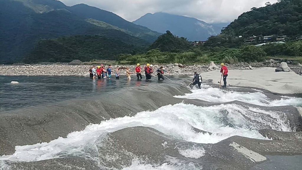 屏東少年困水下石縫失蹤4小時,靠挖泥機阻截水流減低水壓奇蹟救出。Threads@huangxinyi286 屏東少年困水下石縫失蹤4小時,靠挖泥機阻截水流減低水壓奇蹟救出。Threads@huangxinyi286