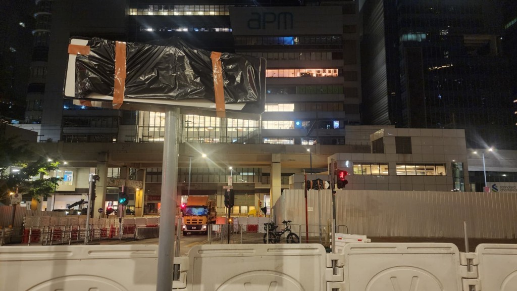 工作人員凌晨起擺放水馬及設置臨時圍封。黎志偉攝