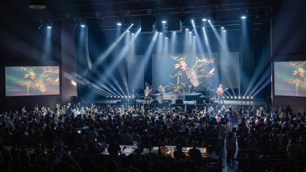 甫開場的吉他及鼓聲一響,全場樂迷立即尖叫歡呼。 甫開場的吉他及鼓聲一響,全場樂迷立即尖叫歡呼。