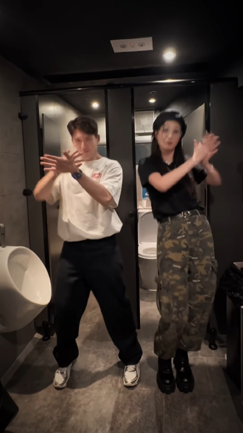 他在片頭便將手放在其褲浪位假裝在小便，其後鄭希怡碰了一下他的肩膀，二人便開始在尿兜旁邊熱舞，又搓手又扭腰。