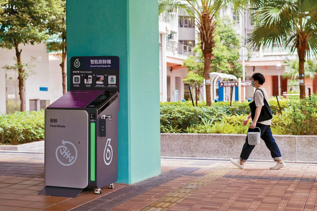 「私人屋苑智能廚餘回收桶試驗計劃」為合資格的大型私人屋苑免費提供智能廚餘回收桶，包括安裝及相關的維修保養服務，為期兩年。