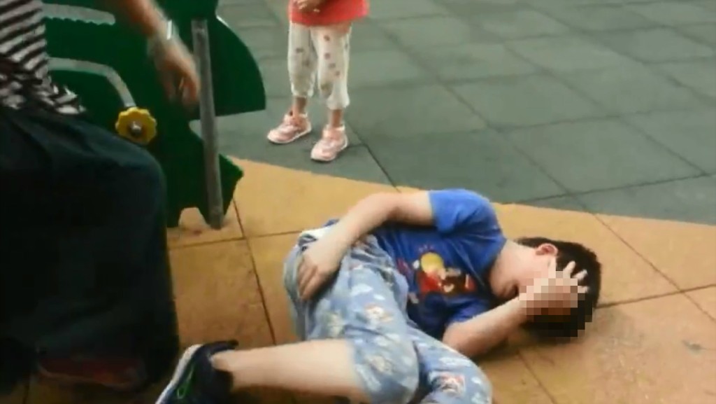 網上傳出一條懷疑虐待兒童片段。網上圖片