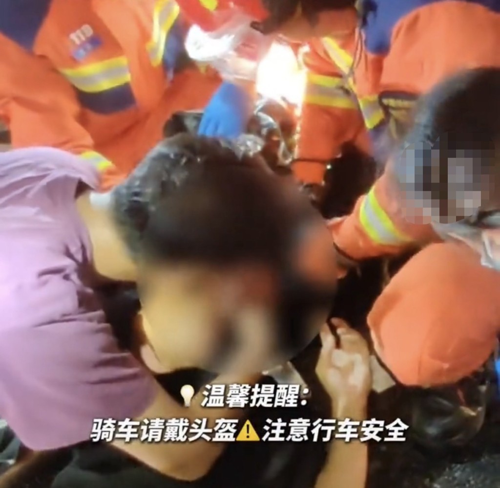 男子騎電動單車不慎撞上臨時紅綠燈,頭部卡進燈柱。封面新聞 男子騎電動單車不慎撞上臨時紅綠燈,頭部卡進燈柱。封面新聞