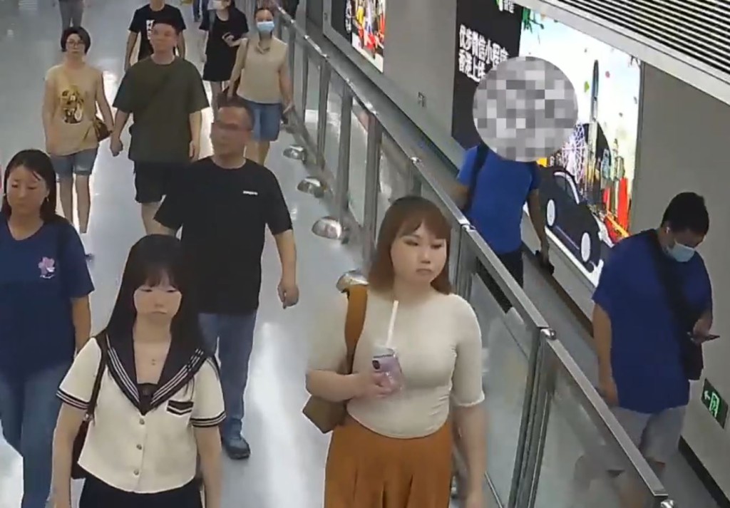 羅湖海關截獲走私美元的男旅客。海關發布