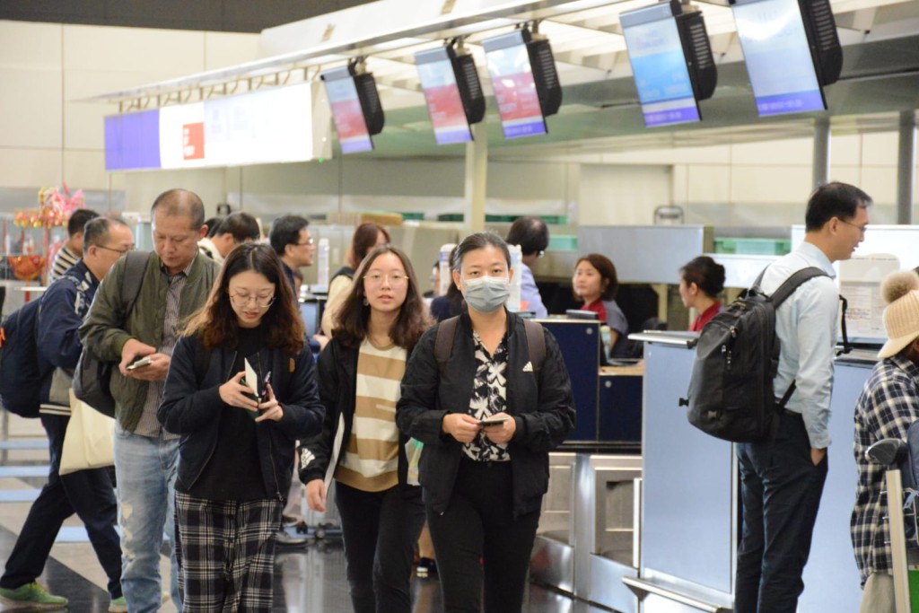 受影響旅客到機場華航櫃位查詢航班情況。