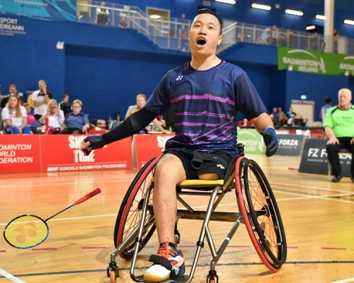 港队陈浩源在东京残奥WH2级男子单打首场小组赛中，直落两局击败法国球手。香港残疾人奥委会暨伤残人士体育协会FB图片
