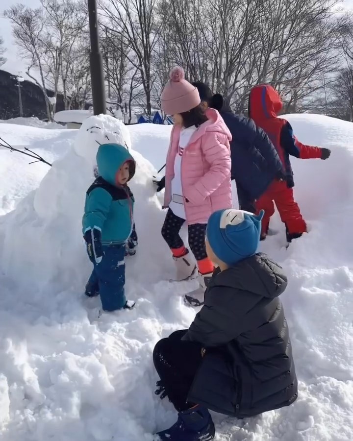 小朋友就排住砌雪人。