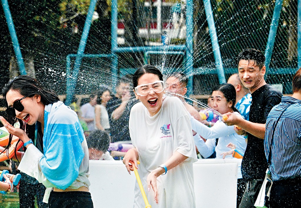 「龍城美食潑水泰繽紛2026」在九龍城賈炳達道公園舉行，市民熱情投入，玩得十分盡興。