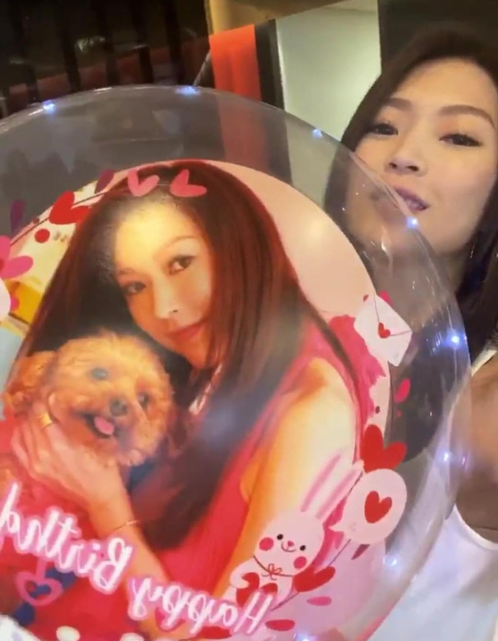 連詩雅手持生日汽球都好滿足。