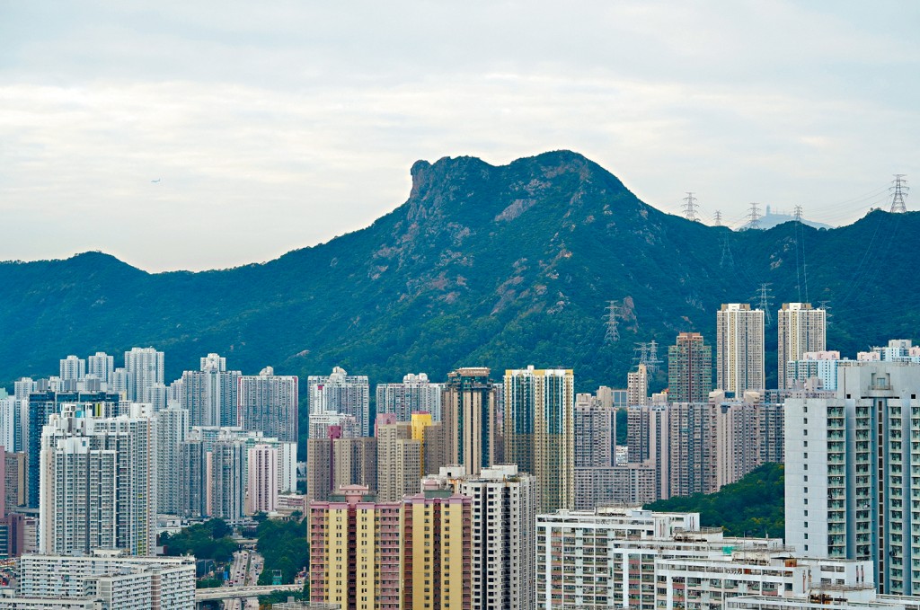 社會有意見指政府應「撤辣」以刺激樓市。