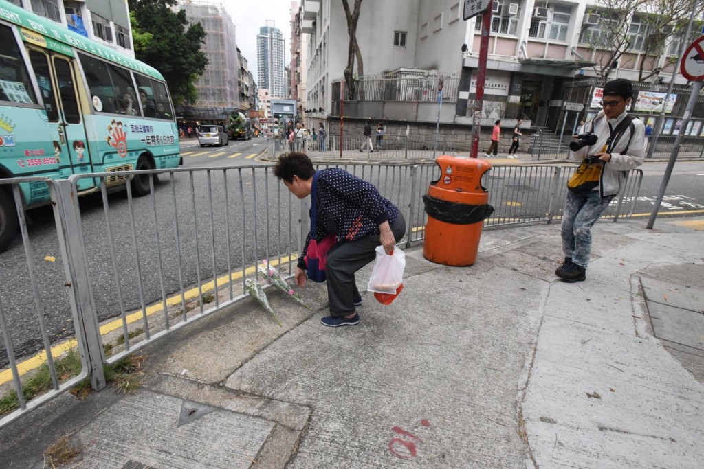 現場有人為女死者獻花。