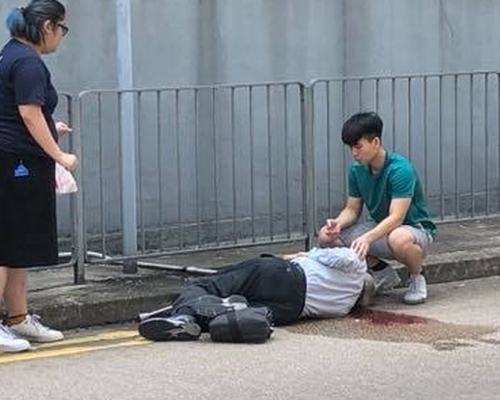 老翁被撞後頭部重創流血,假牙飛脫,當場昏迷。