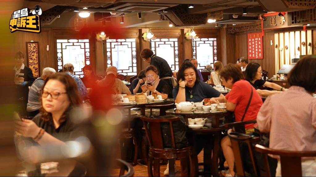 中午的蓮香樓相當「旺場」,近乎座無虛席。 中午的蓮香樓相當「旺場」,近乎座無虛席。