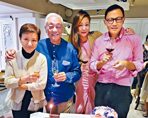 王馨平与老公庆祝结婚纪念，亦不忘为舅父曾江庆祝生日。